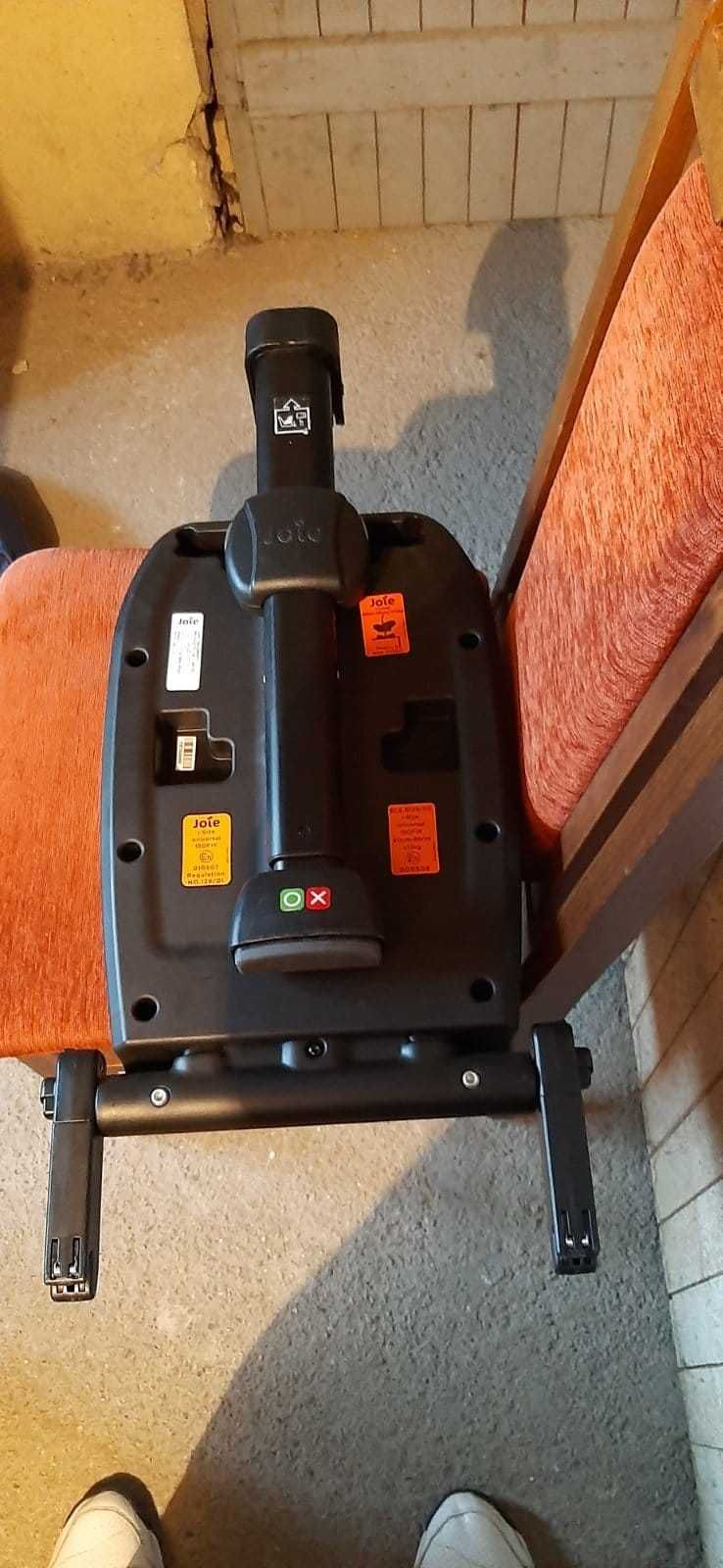 Столче за кола за новородено Joie + Isofix базата.