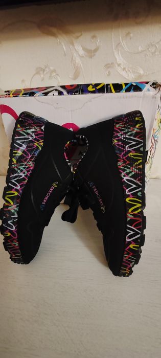 Skechers ,adidași  Nr 33 ca noi, superbi ,fetite