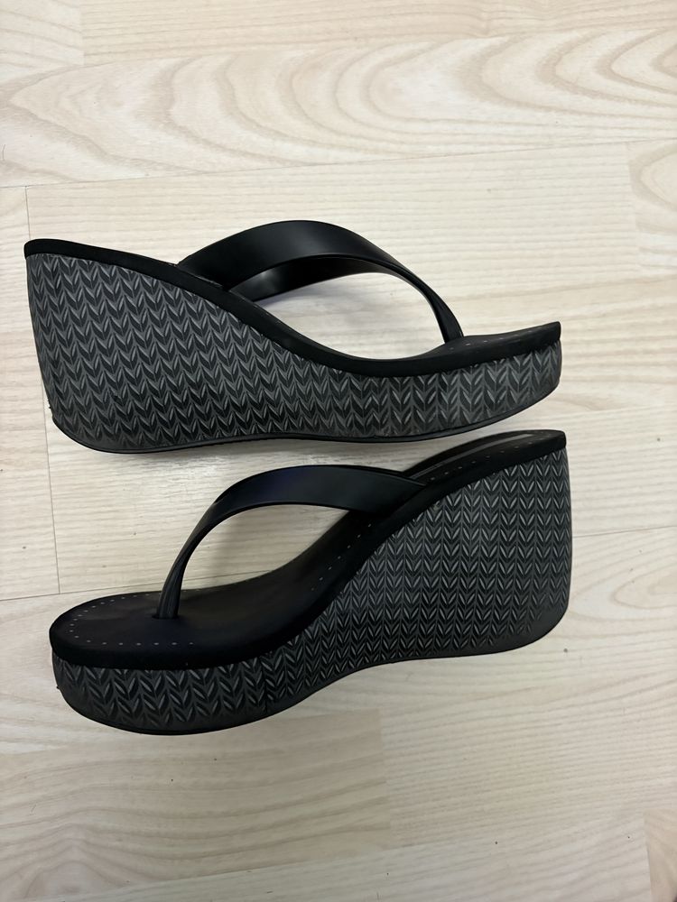 Продавам чехли на платформа Ipanema,номер 35-36