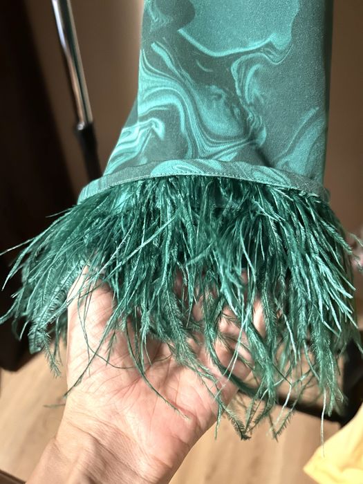 Вечерна рокля с щраусови пера , които могат да се махат