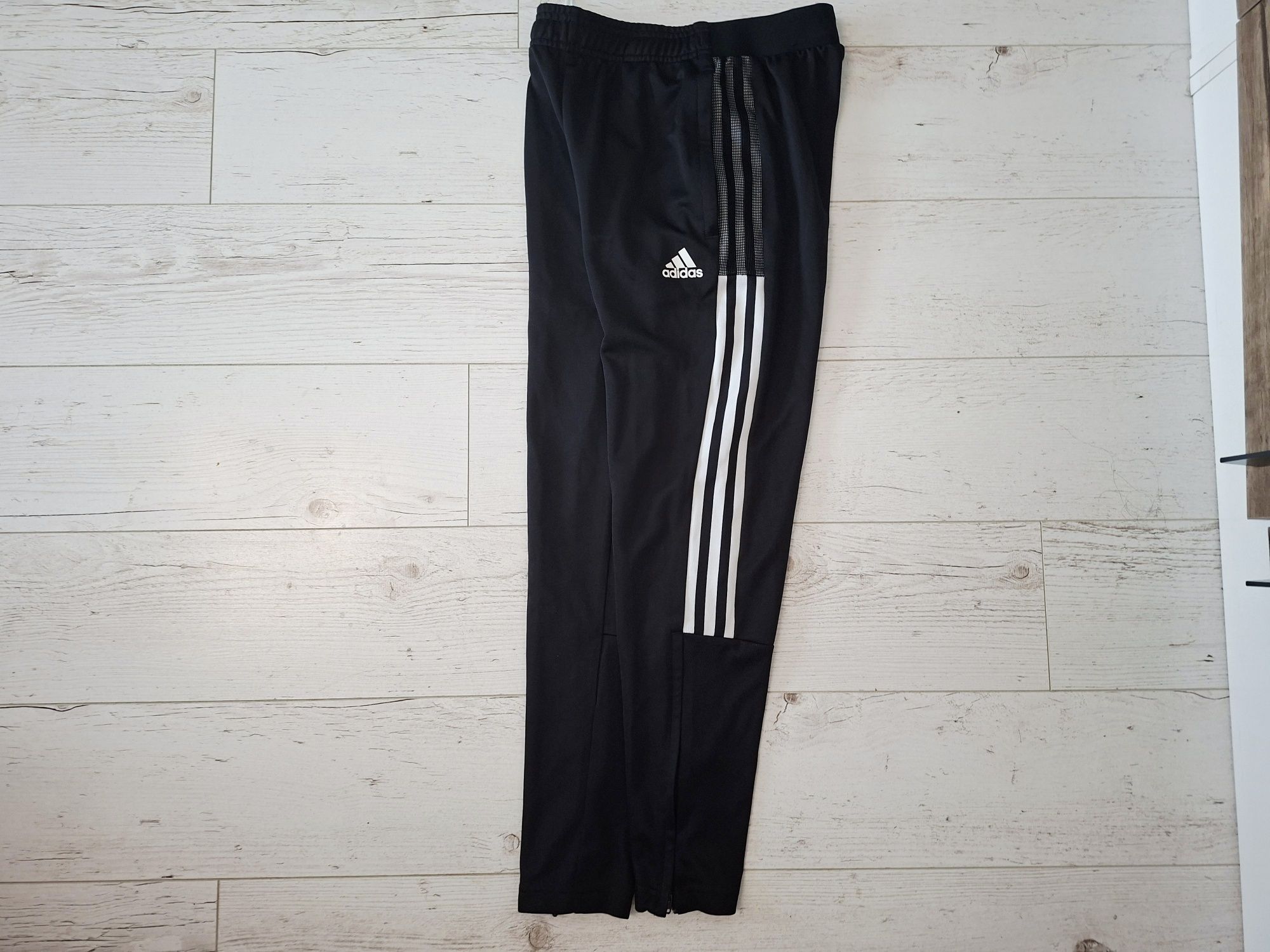 Adidas-Ориг. Детско долнище Ново!