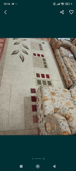 Ковер. Столик. Картины.