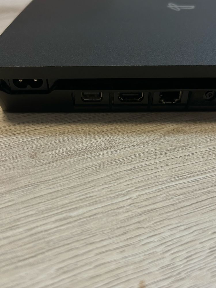 Продавам Playstation 4 Slim