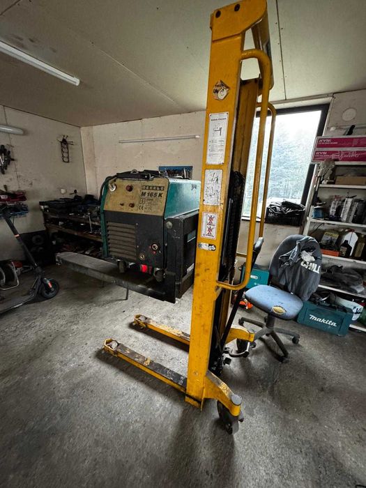 Stivuitor manual hidraulic cu ridicare la 1,6 m/1000 kg