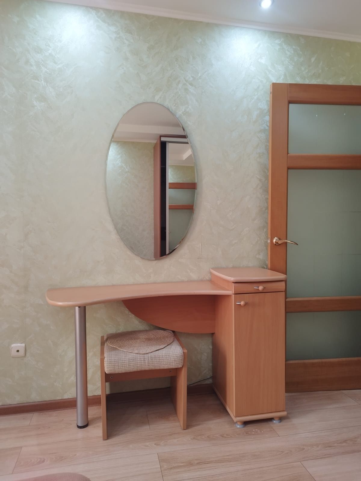 Шкаф, диван, стол