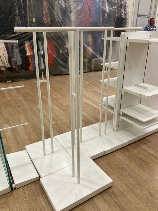 Продават се мебели от верига магазини за дрехи