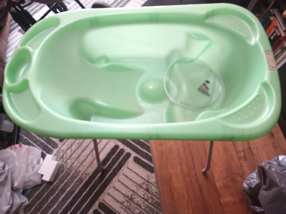 Вана със стойка зелен цвят