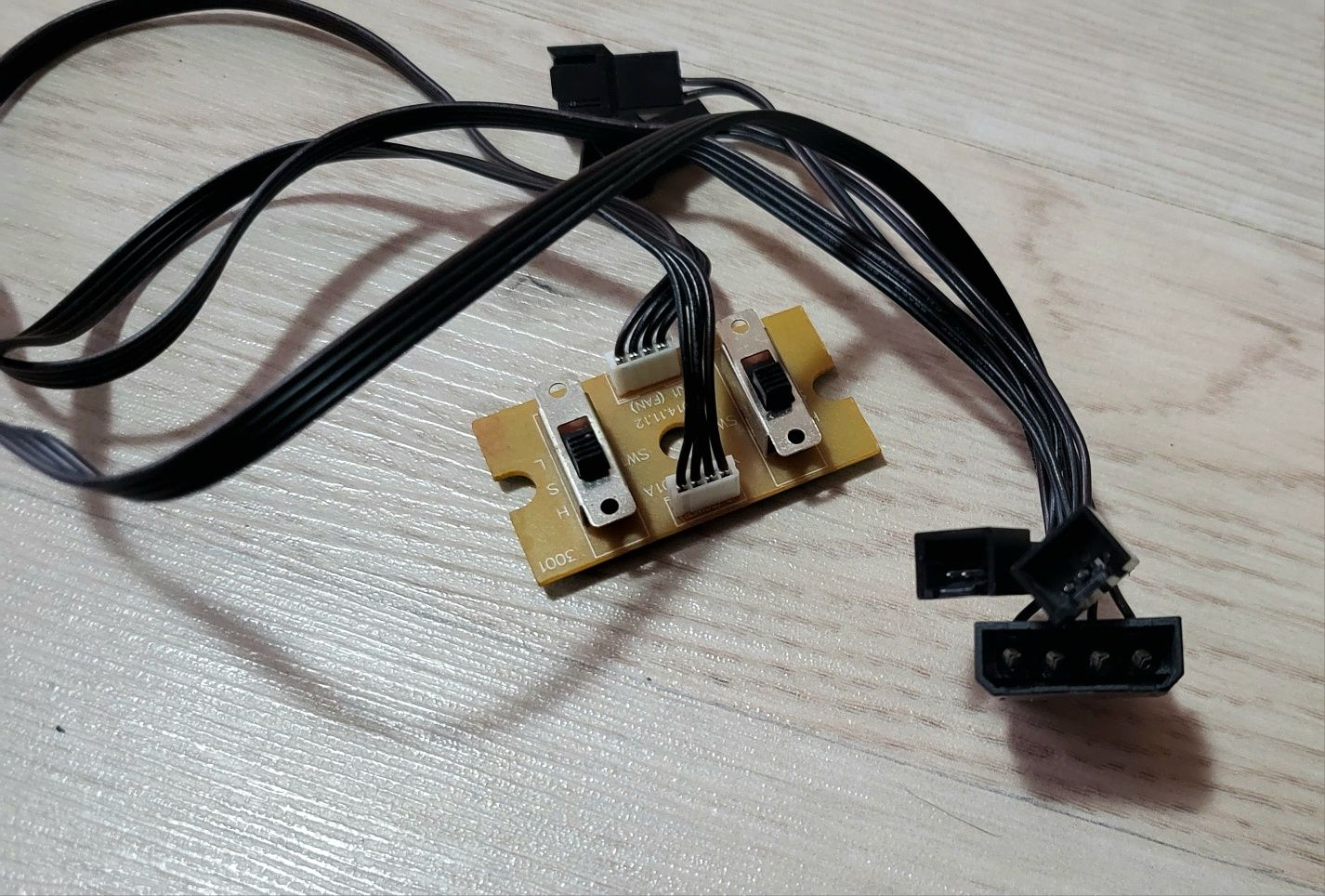 Hub  cu două coloane de control prin butoane cu conectare molex