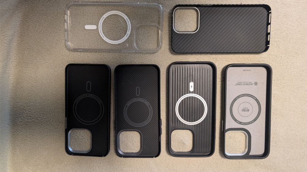 Huse pentru iPhone 15 Pro Max, noi - nefolosite.