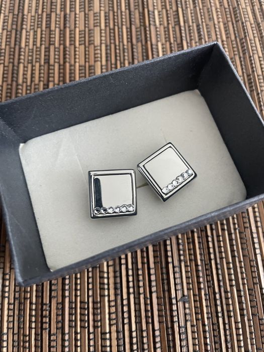 Butoni Corinne Bijouux, Men, noi