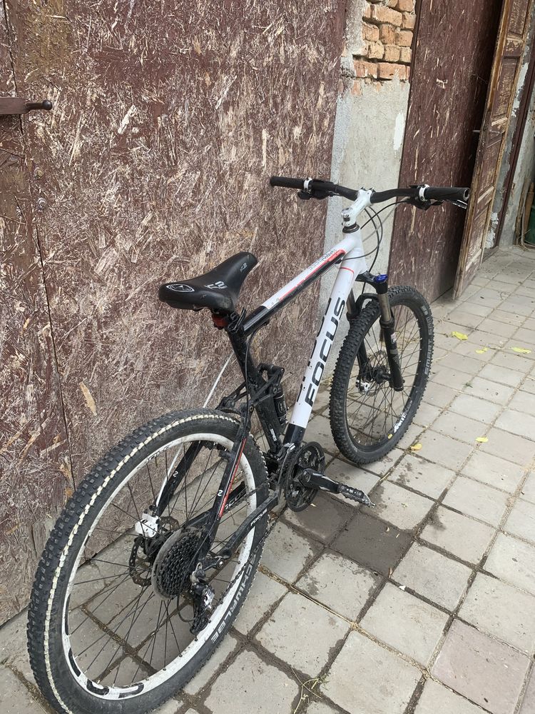 Bicicletă focus full-suspension