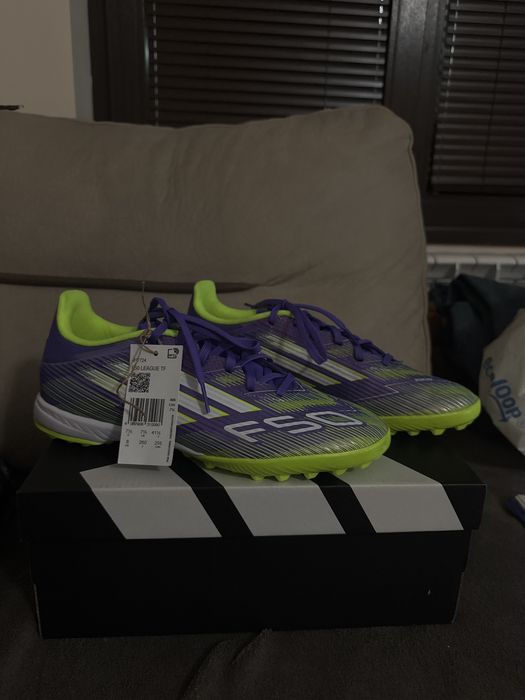 Футболни обувки(стонижки) за изкуствен терен.