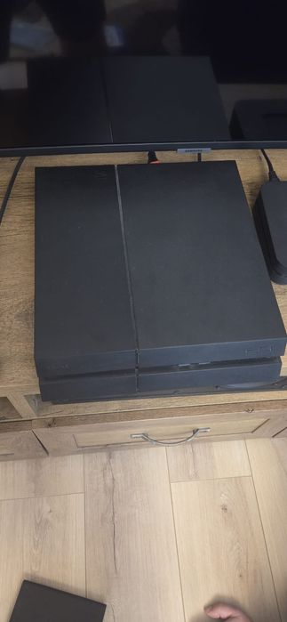 Vând PS4, 2 manete originale,19 jocuri si o chitara