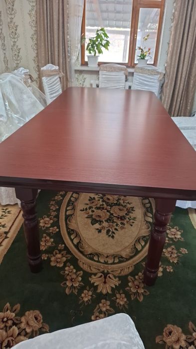 Продаётся обеденный стол в отличном состоянии.