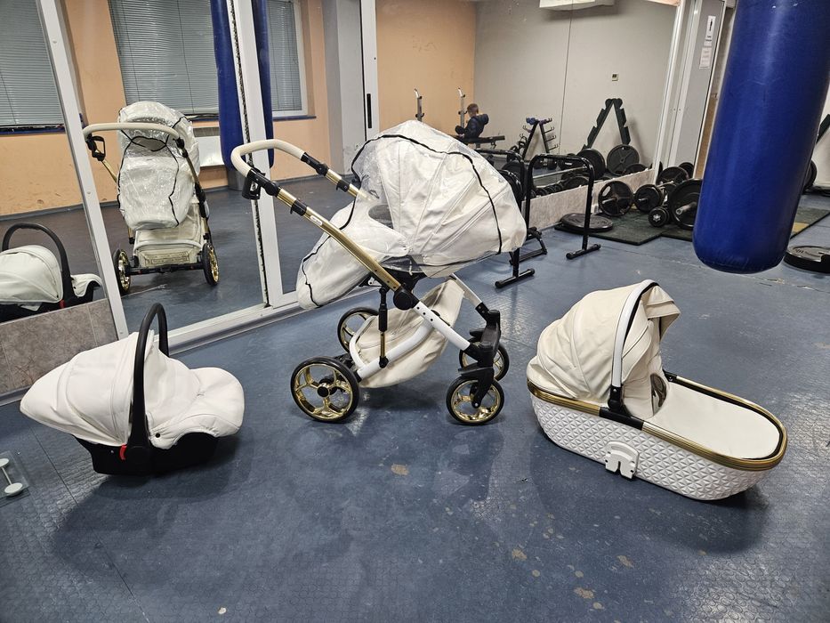 Бяла бебешка количка 3в1