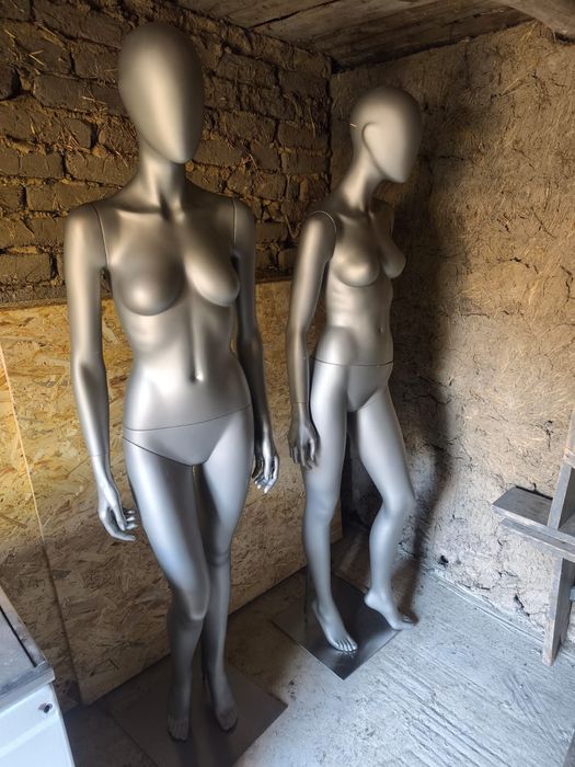 Doua manechine  dama culoare argintiu