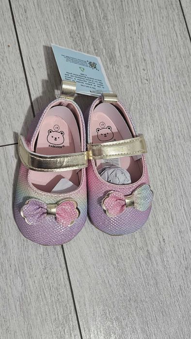 Pantofi noi violet 13-18 luni.