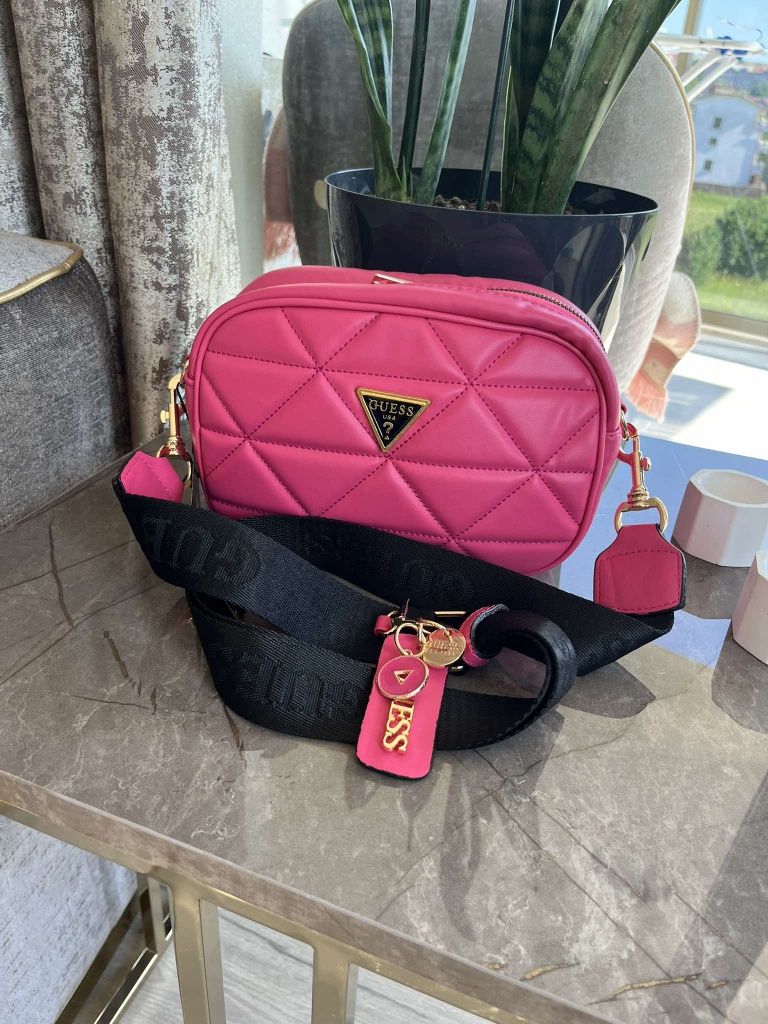 Guess чанти ,раници бъбрек