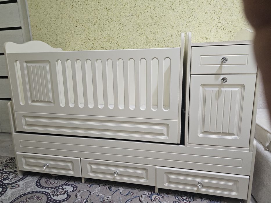 Срочно продаю детс.кроватку с качалкой и тумбочкой совершенно новый