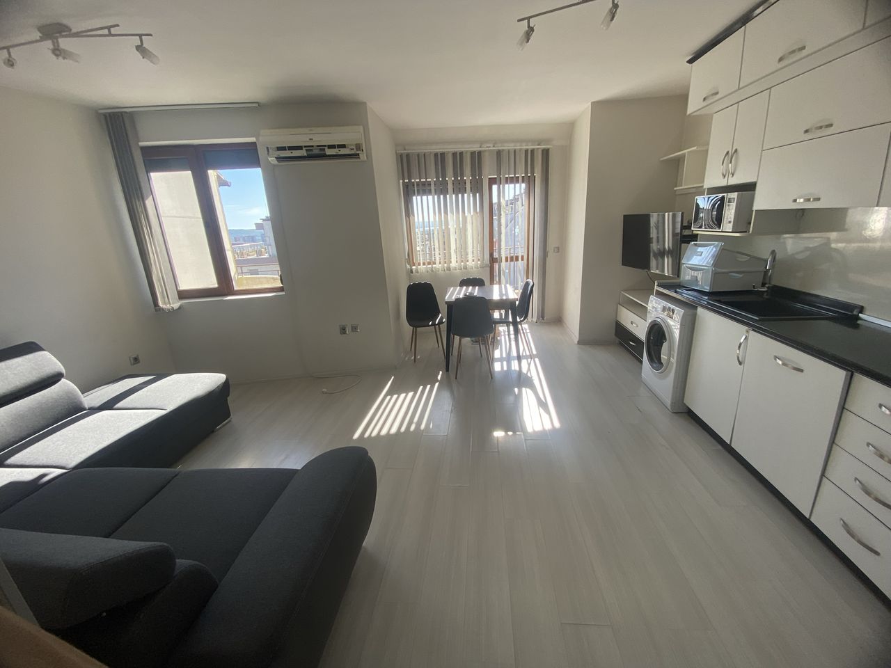 Дава се под наем Двустаен апартамент в Варна, Изгрев - 75 кв.м за 561 € - Снимка #1