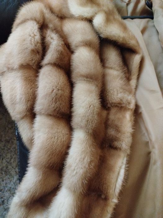 Vând haina de blană naturală