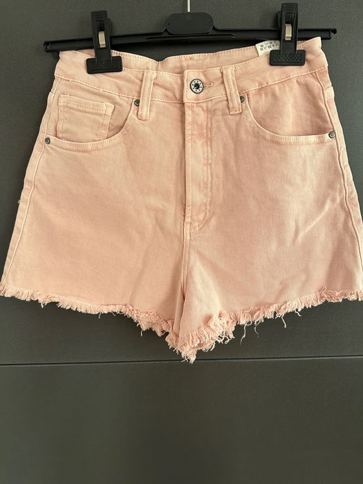 Pantaloni scurți de damă cu etichetă