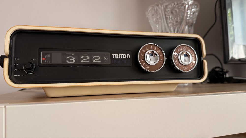 Radio cu ceas flip si alarma Triton digichron vintage de colectie