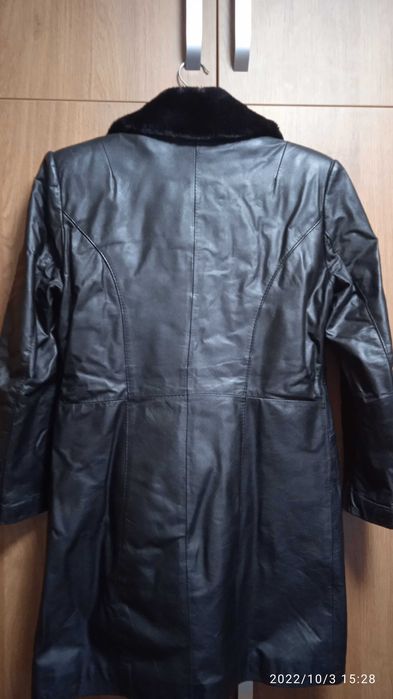 Дамско черно манто от естествена кожа.