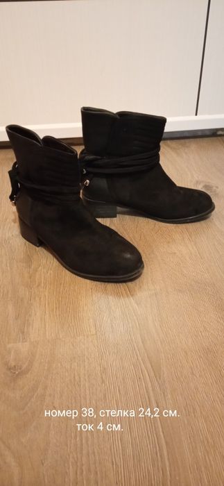 Дамски боти 2 чифта по 10 лева всеки чифт