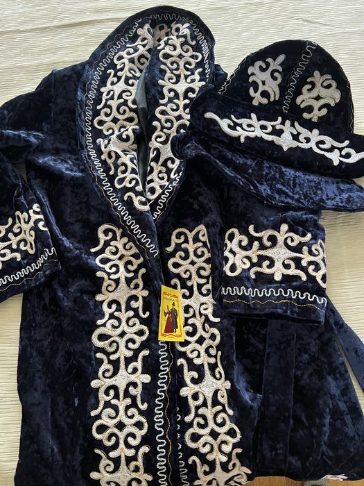 Продается чапан , полный комплект , новый .
