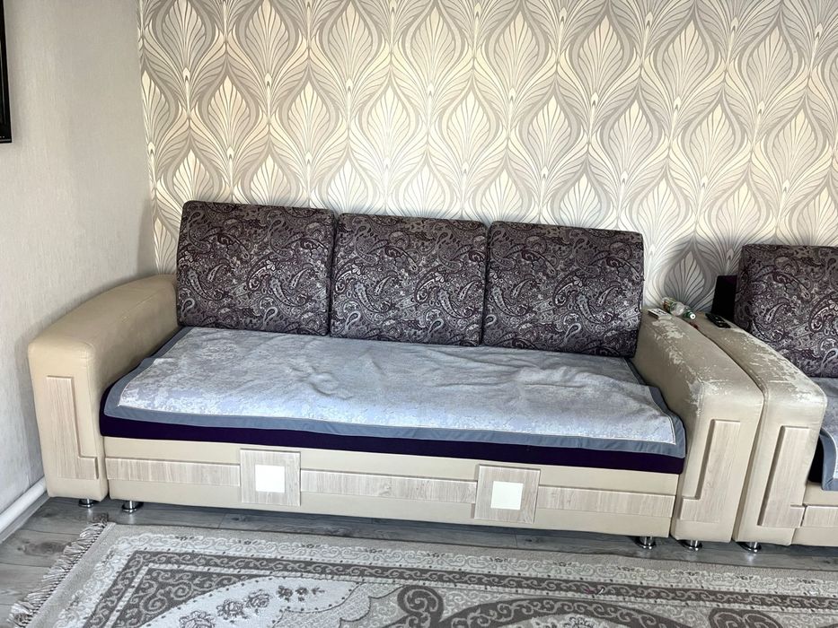 Продам три в одном большой диван, диванчик и пуфик расскладывается