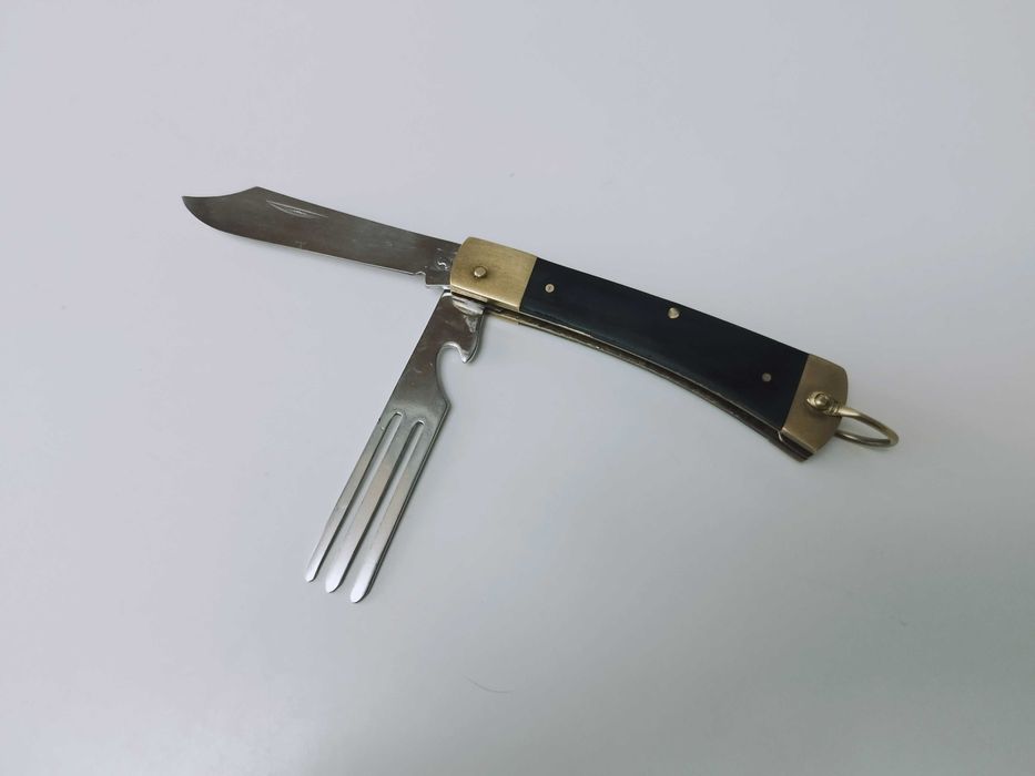Briceag german cu maner corn .