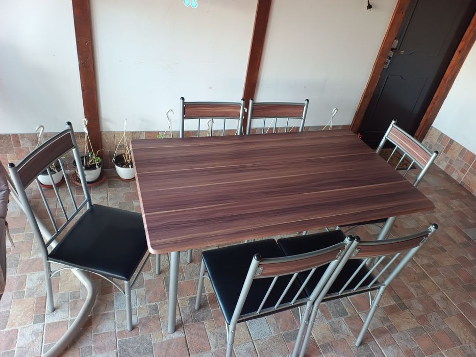 Masa cu 6 scaune puțin folosita
