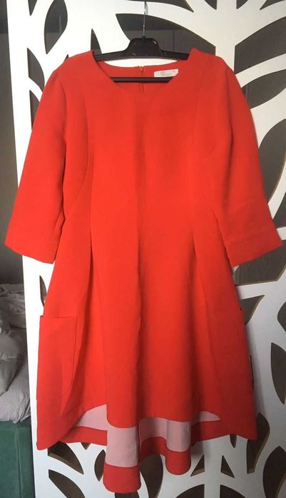 Платье красного цвета