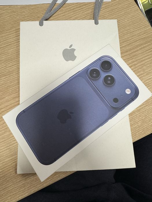 Два броя Iphone 17 Pro 256 - Deep Blue