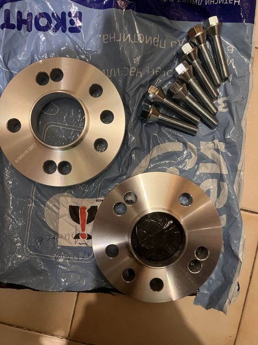 Фланци! Чисто нови.