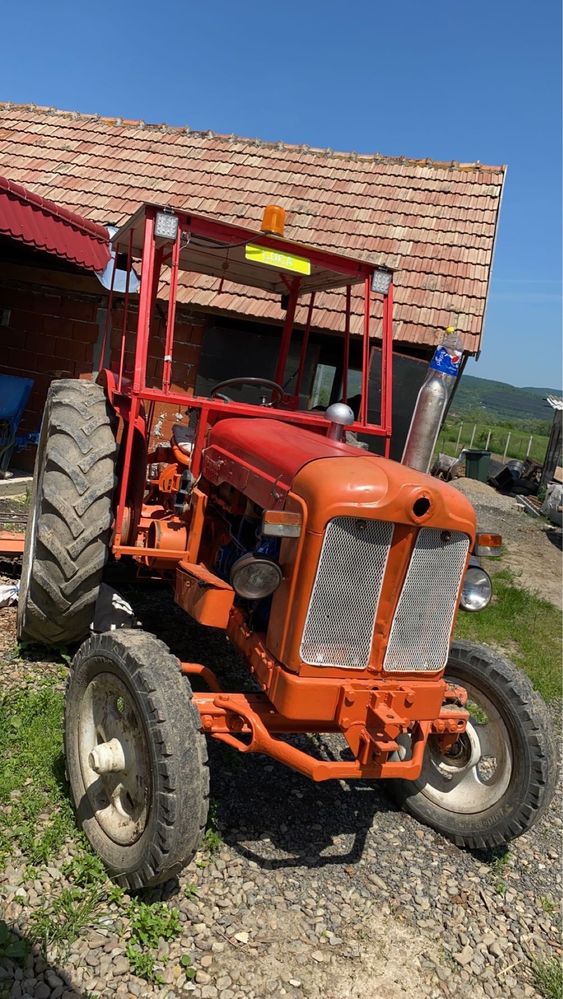 Vând tractor Ford