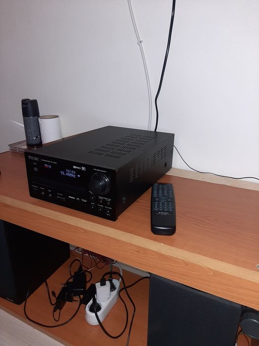 Amplituner TEAC.