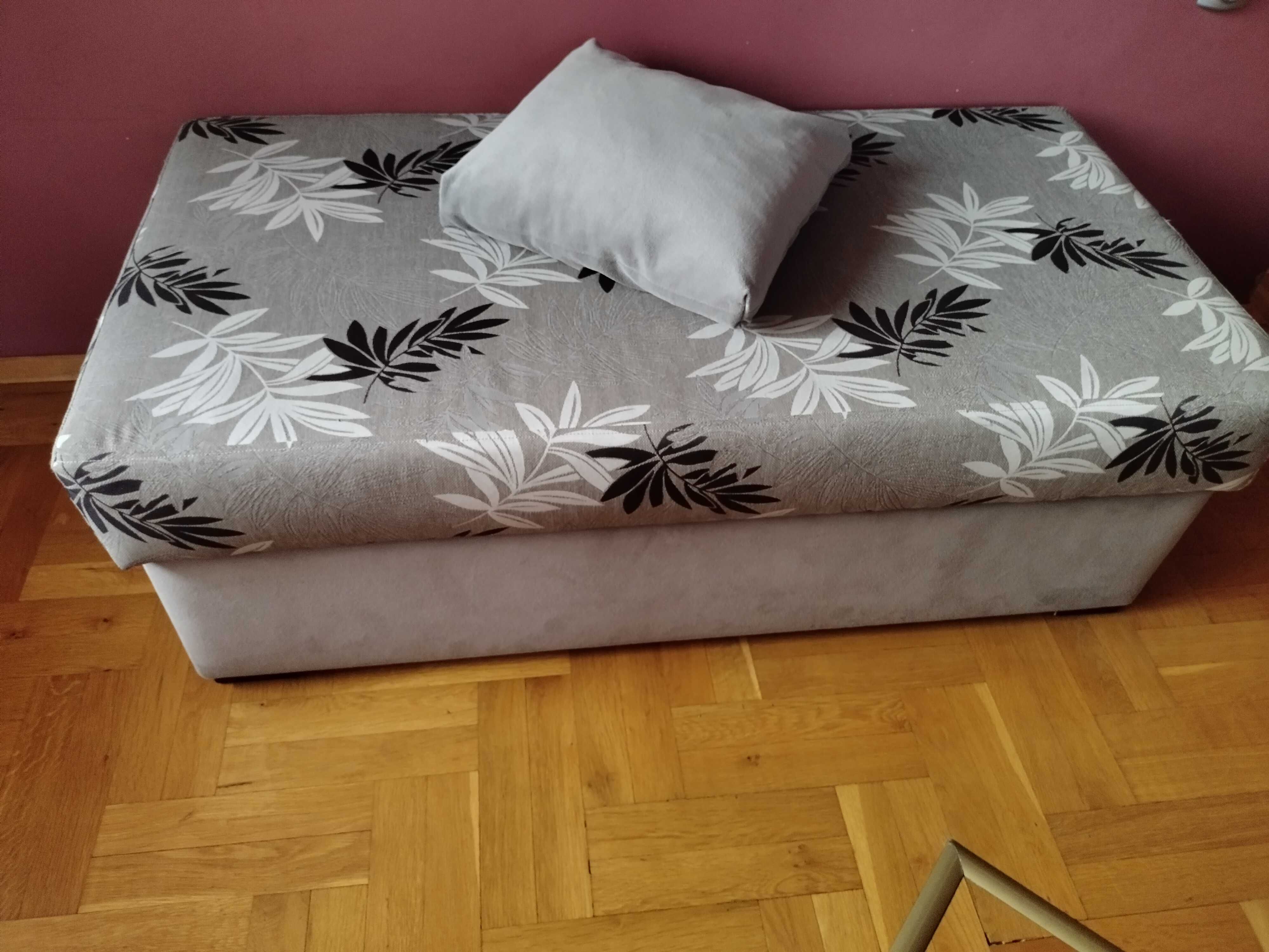 Холна гарнитура-диван и две табуретки ( малка и голяма отваряема)