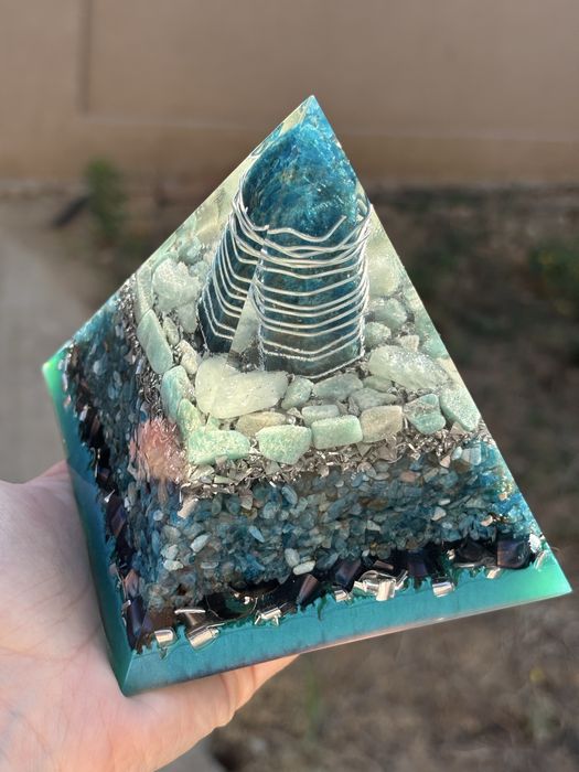 Piramida orgonica cu apatit albastru, acvamarin si amazonit