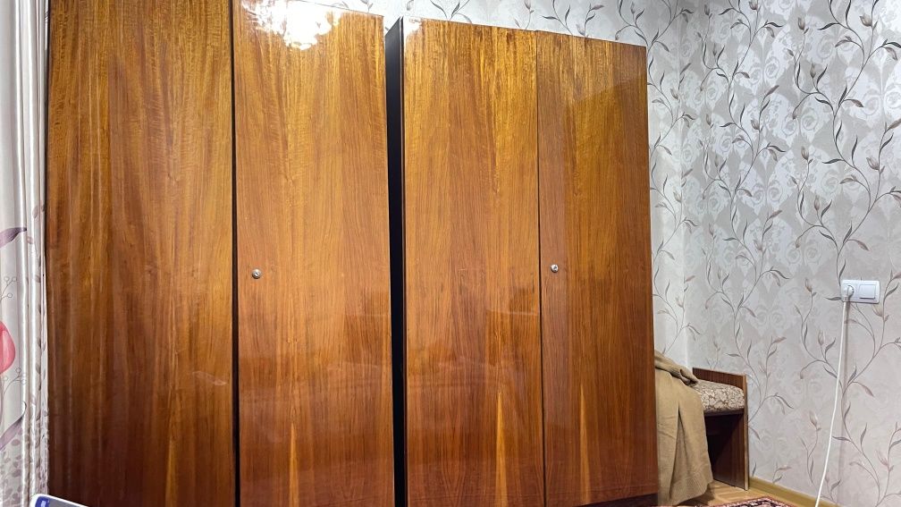 Продам шкафы и тумбочку  б/у