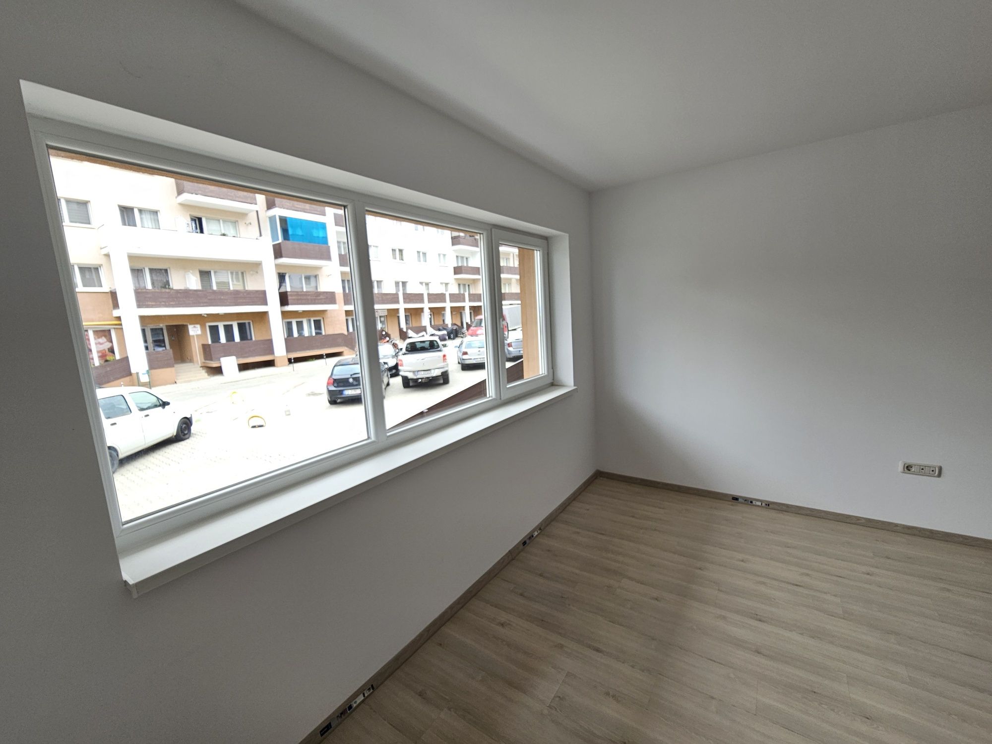 2 camere decomandat + loc de parcare privat