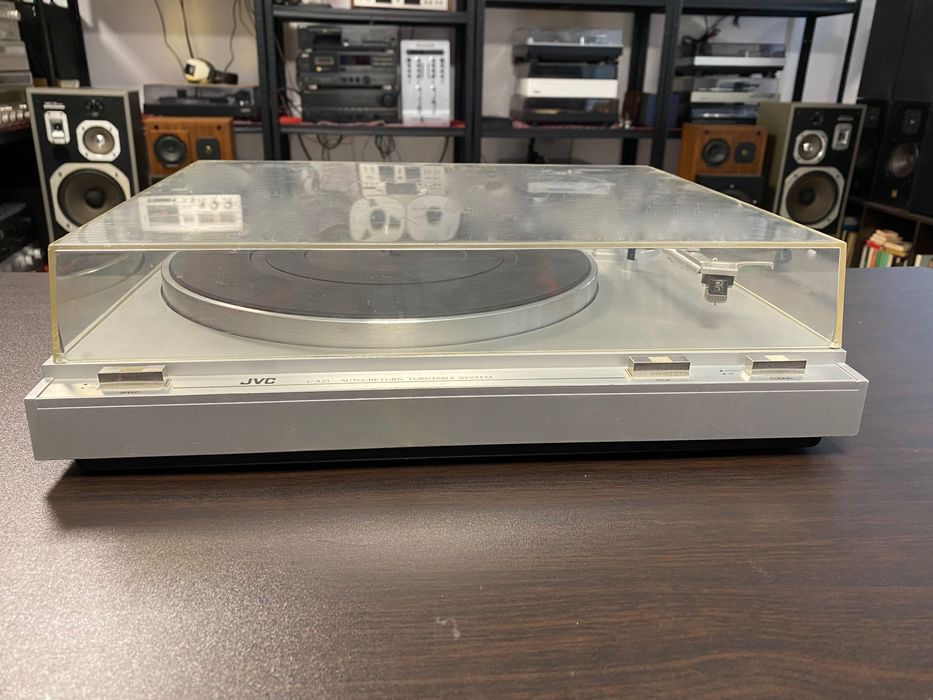 Полуавтоматичен грамофон JVC