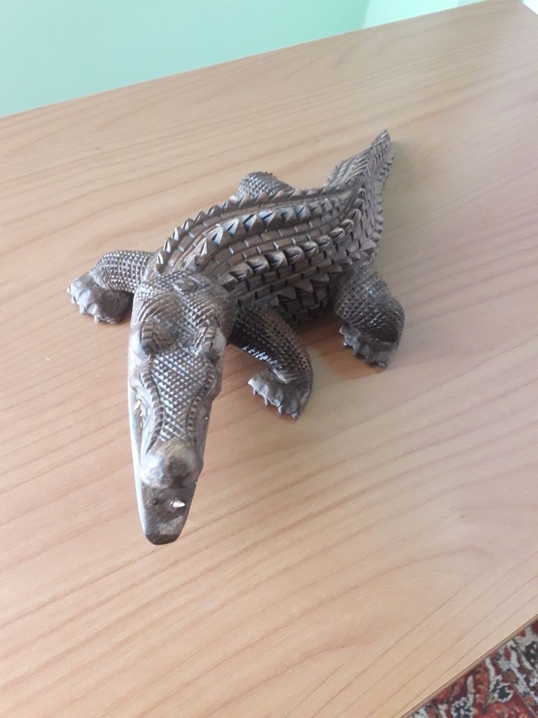 Sculptură în lemn crocodil