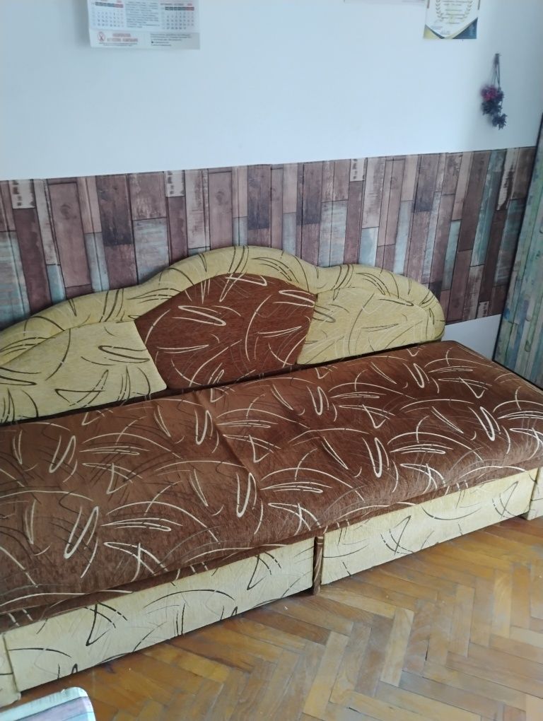 разтегателен диван с с плюшени възглавници , размер 180/90