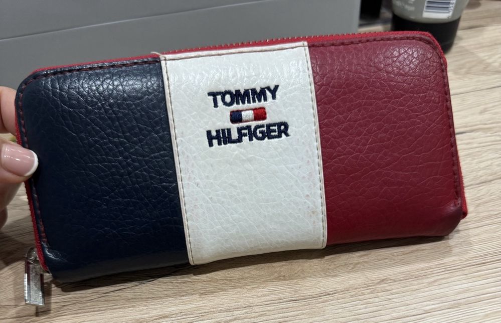 Дамски портмонета Chanel,Tommy Hilfiger