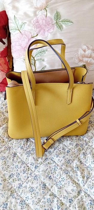 Дамска чанта в прекрасен слънчев цвят-жълт-,,Parfois". Цена: 45 лв.