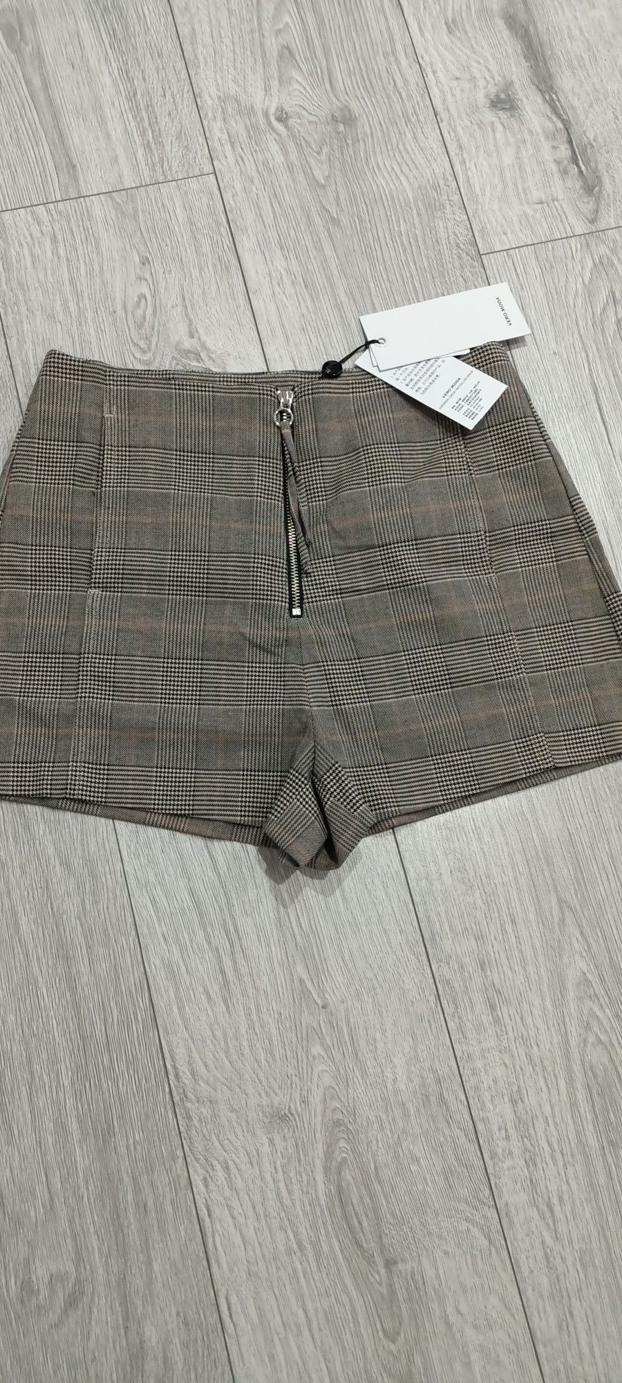 Pantaloni scurți damă,noi cu etichetă