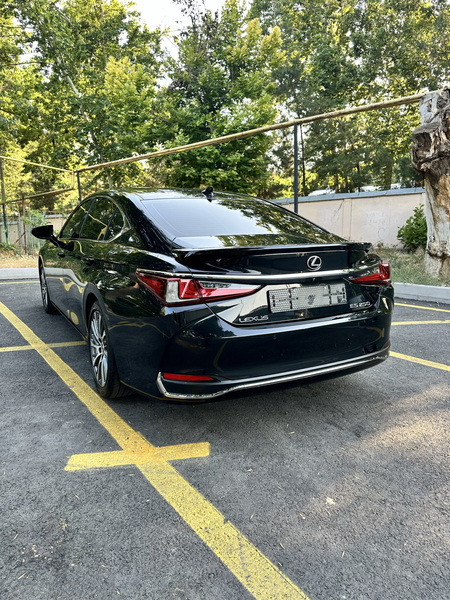 Продается автомобиль Lexus ES250