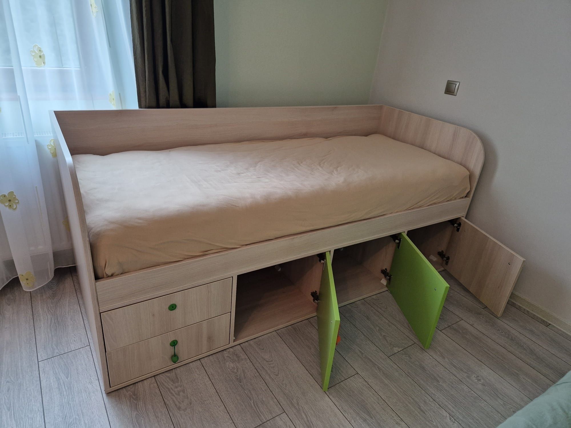 Set mobilier dormitor și birou